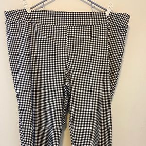 Avenue Brand 26W black & white checked capris.
